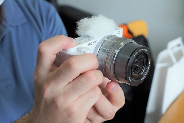 ソニーの新しいカメラ VLOGCAM「ZV-E10」を、αユーザーと一緒に開梱 