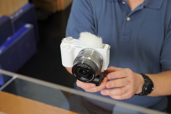 ソニーの新しいカメラ VLOGCAM「ZV-E10」を、αユーザーと一緒に開梱レビュー