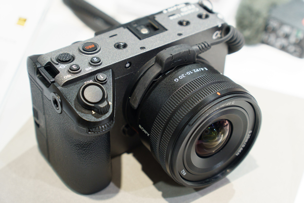 動画制作の道具であるカメラ「FX30」「FX3」の違いは？