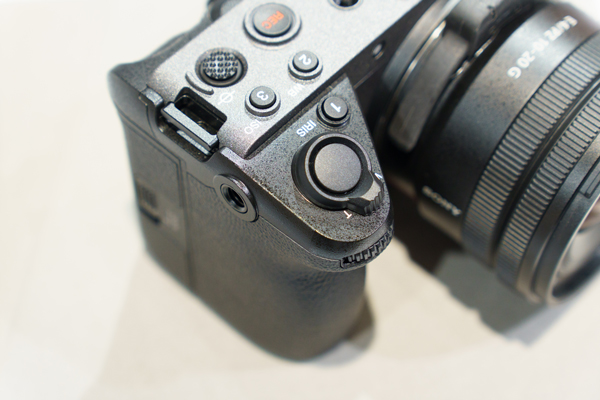 動画制作の道具であるカメラ「FX30」「FX3」の違いは？