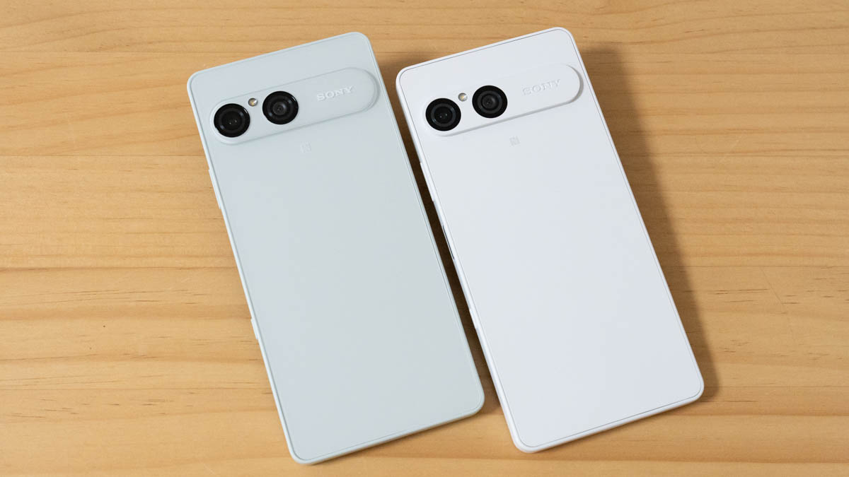 Xperia 10 VIIIと10 VIIを背面から並べた比較写真