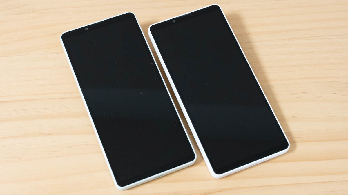 Xperia 10 VIIIと10 VIIを前面から並べた比較写真