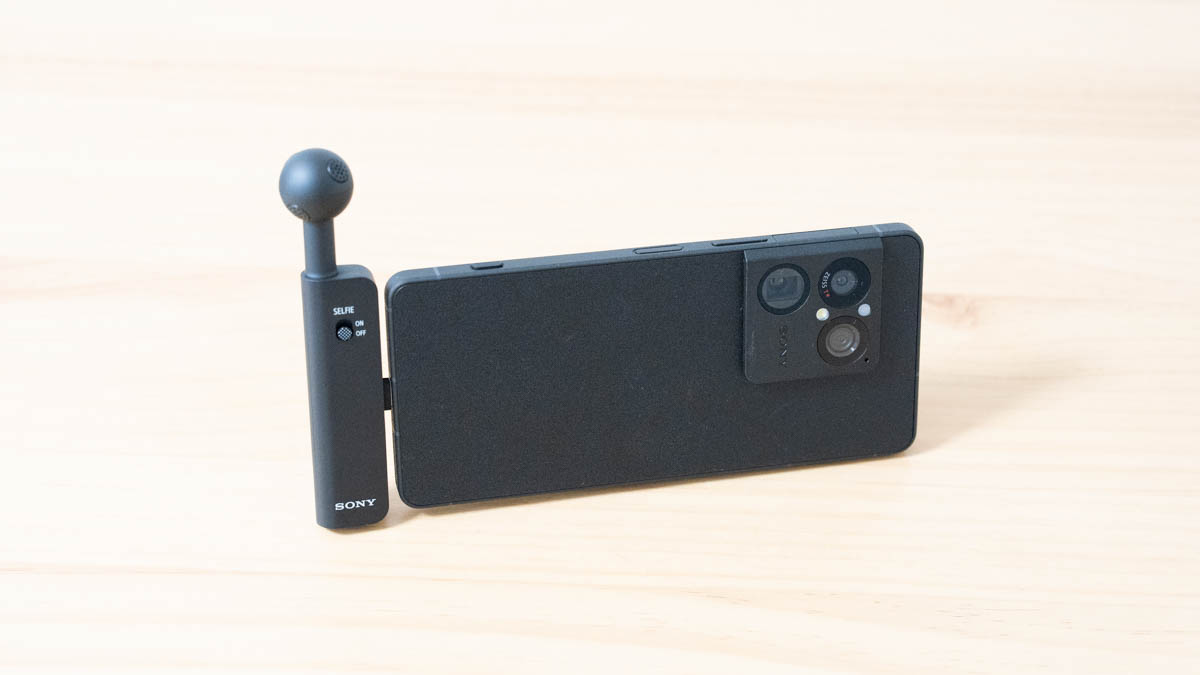 ECM-AX10をXperia 1 VIIIに取り付けた状態